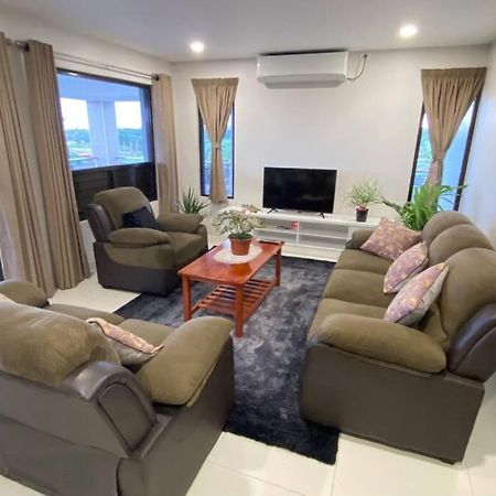 Lovely 4-Bedroom Holiday Home With Free Parking. เลาโตกา ภายนอก รูปภาพ