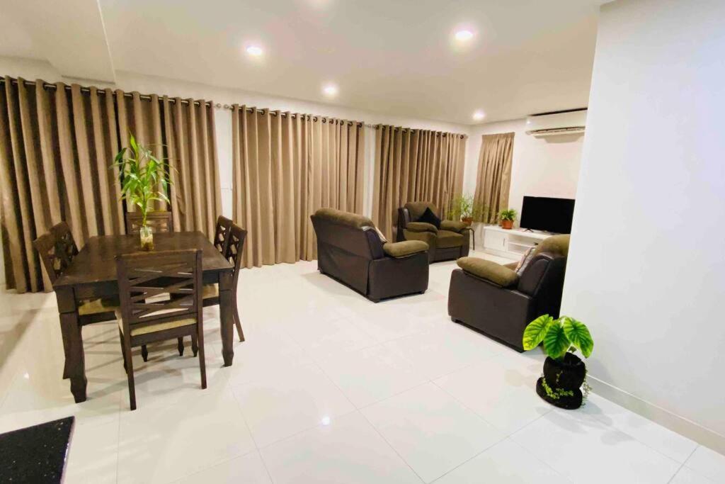 Lovely 4-Bedroom Holiday Home With Free Parking. เลาโตกา ภายนอก รูปภาพ