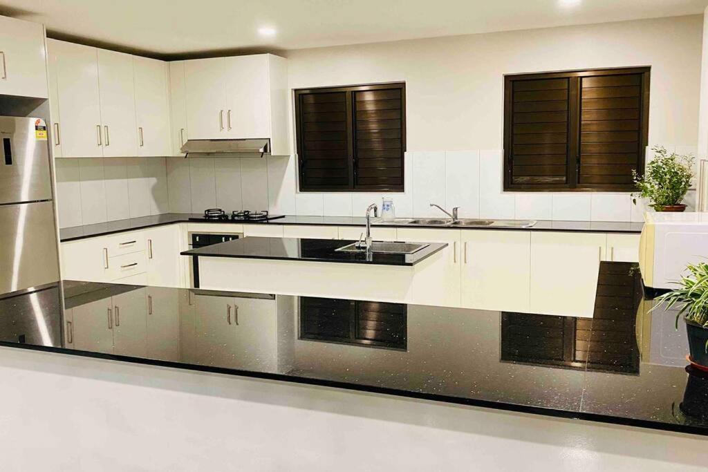 Lovely 4-Bedroom Holiday Home With Free Parking. เลาโตกา ภายนอก รูปภาพ